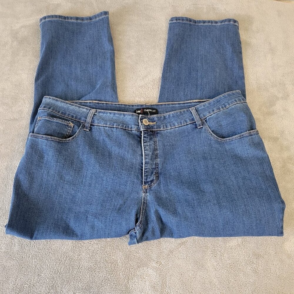 Lee Women's Plus Petite 24WP Classic Fit Straight Leg Medium Wash Jeans SL78E